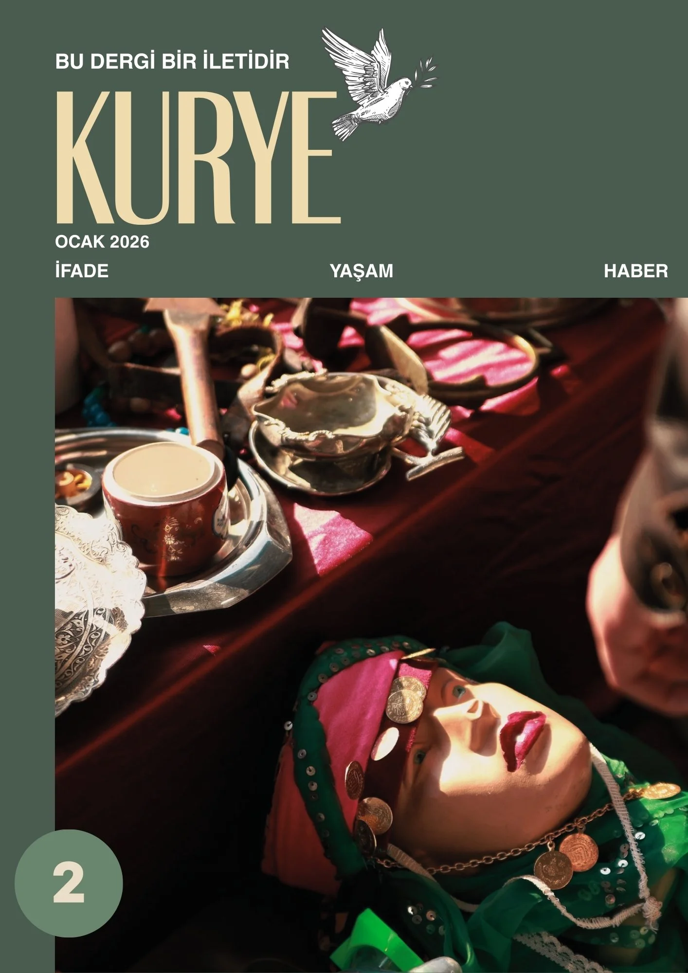 Mezarlıkta bir cenaze töreninde, mum ve tabutlar görülüyor. Bir kadın bebeği ve çeşitli hediye ve dini objeleriyle mezarın başında duruyor.