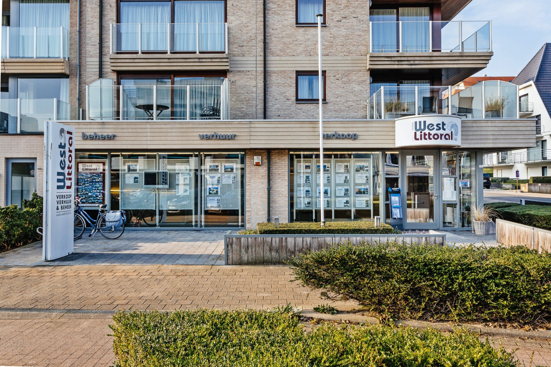 Foto kantoorgebouw West-Littoral