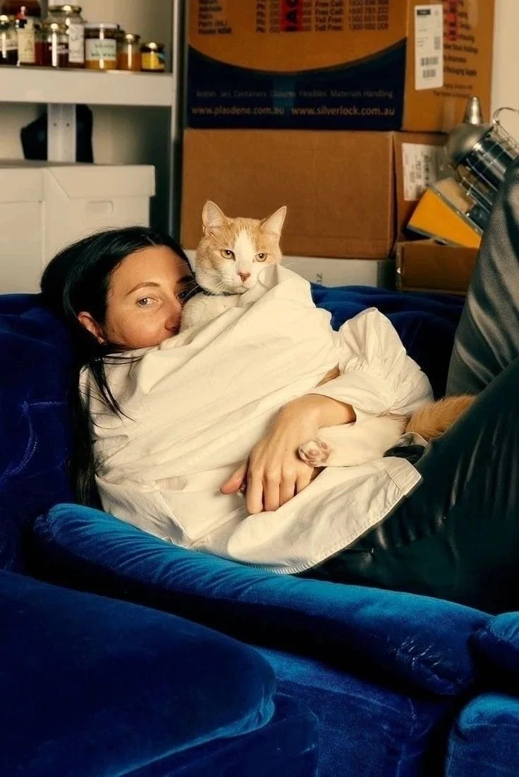 Une femme Insecure Overachiever avec son chat