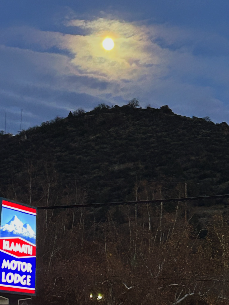 Moon over the Klamath Motor Lodge, Yreka