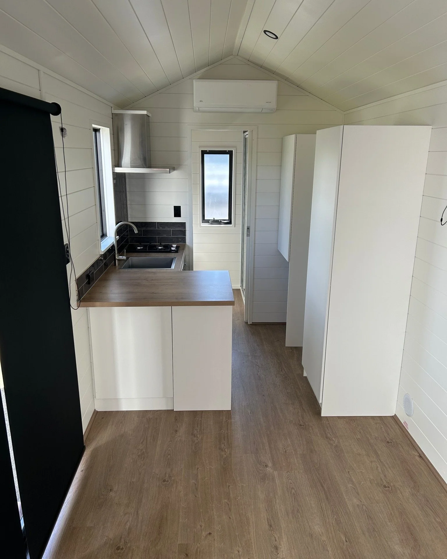 Filled with natural light and bright, open spaces, this tiny home proves that small can still feel spacious ✨