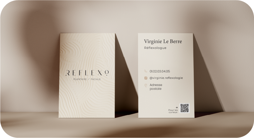 Carte de visite pour une réflexologue nommée Virginie Le Berre, avec ses coordonnées et un QR code, et une boîte avec le logo REFLEXO.