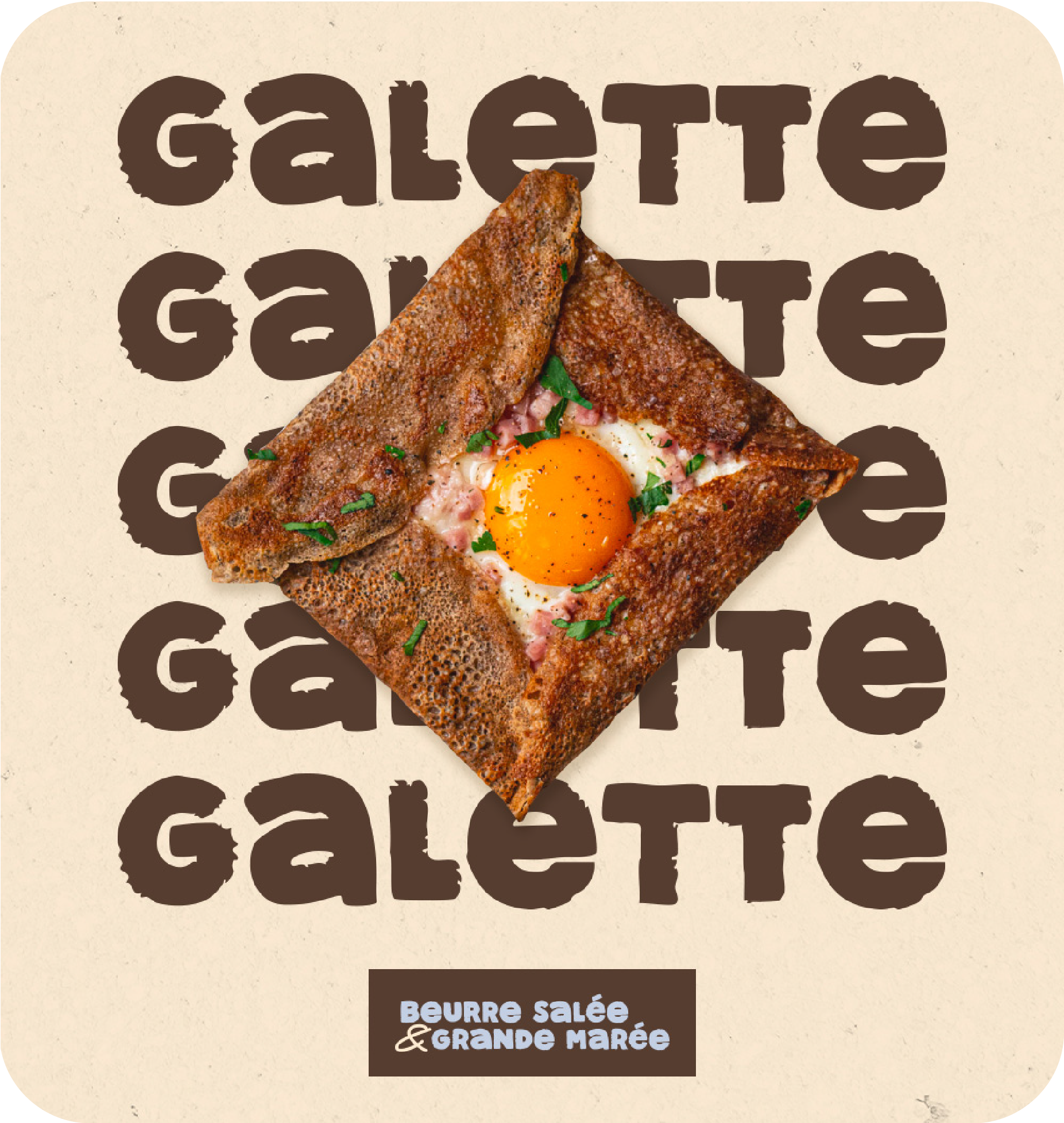 Une galette bretonne, une crêpe salée avec œuf au centre, garniture de jambon et herbes, présentée sur fond avec le mot 'galette' écrit en lettres épaisses.