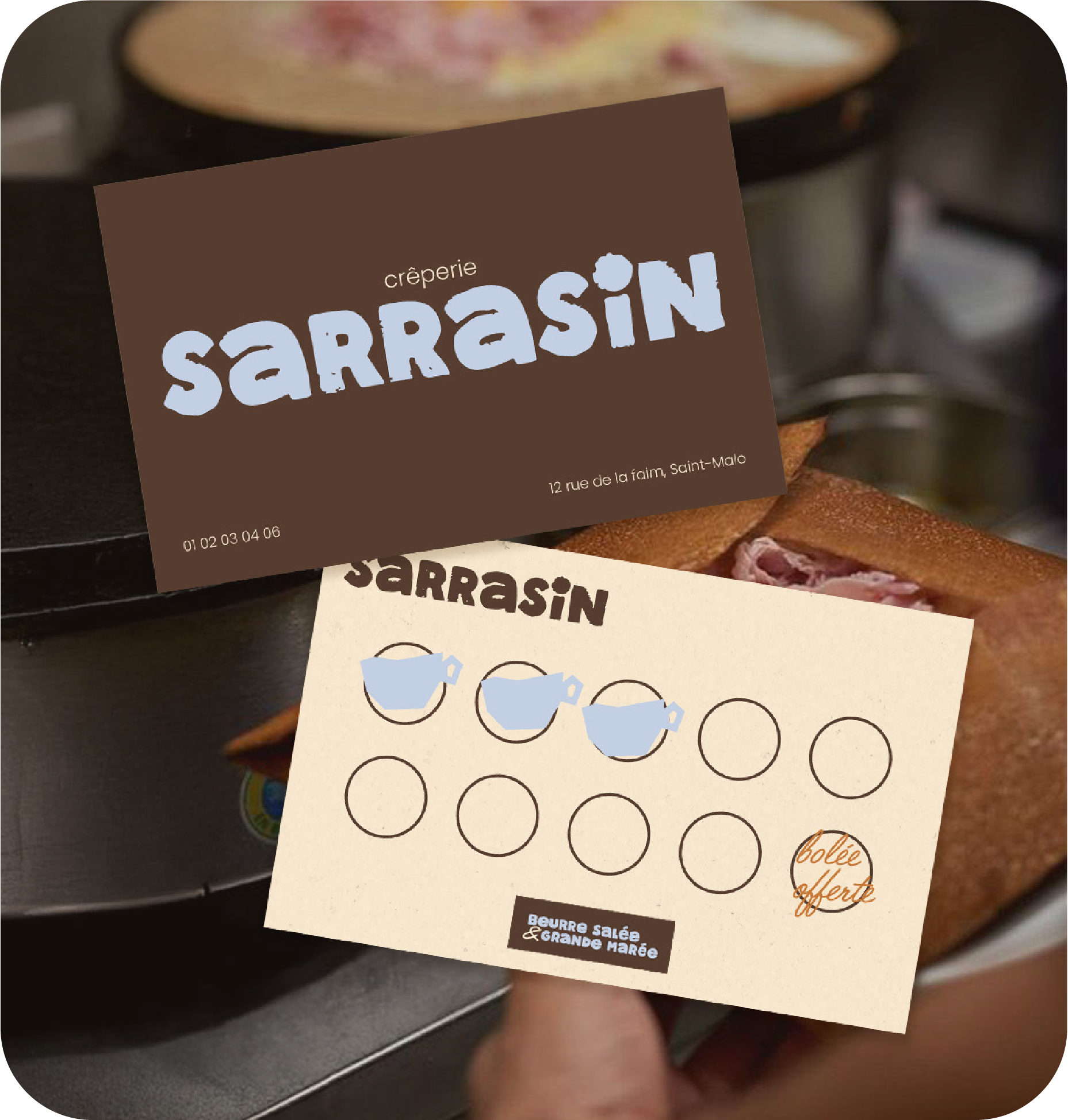 Carte de fidélité d'une crêperie nommée Sarrasin avec trois tampons bleus illustrés de petites assiettes, un espace pour 10 tampons, et un texte indiquant une 'colle offerte'. La carte est tenue par une personne devant une crêpe en train d'être cuite