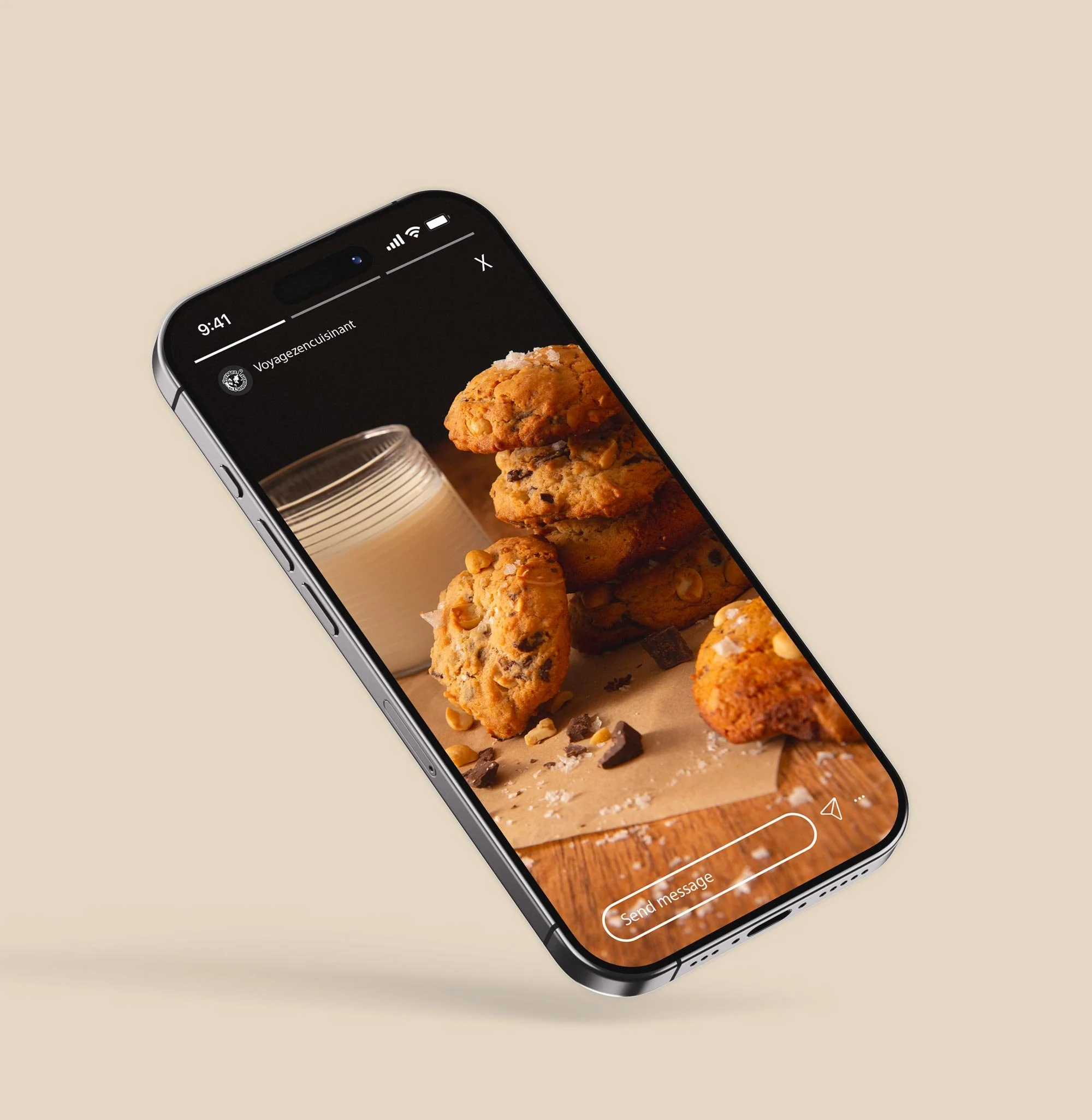 Photo d'un téléphone affichant une image de cookies aux pépites de chocolat, avec un verre de lait en arrière-plan.