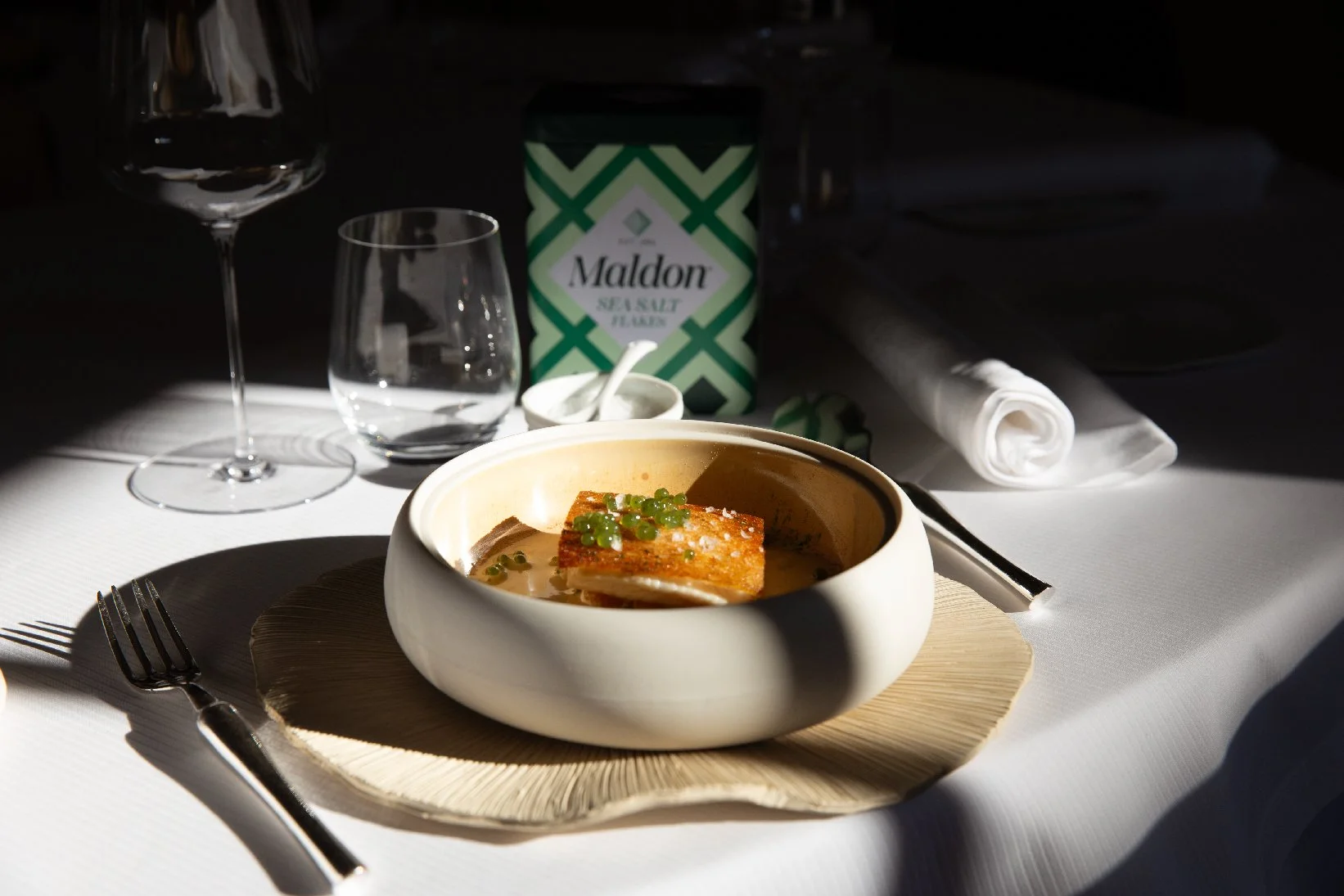 Shooting photo de l'omble chevalier cuisiné par le chef trois étoiles Emmanuel Renaut.