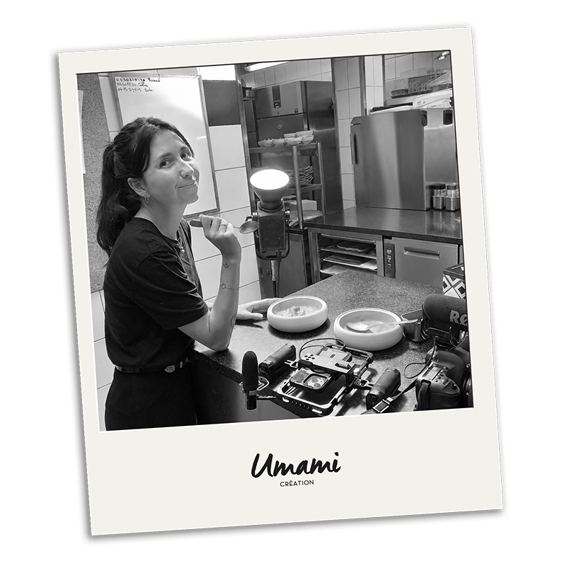 Portrait de la directrice artistique freelance d’Umami Création en plein shooting photo, illustrant les coulisses de son travail créatif.