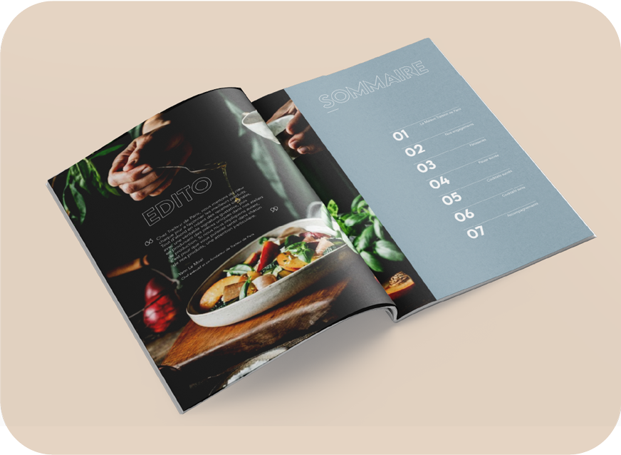 Un livre de cuisine ouvert avec une page contenant une recette, une photo d'une assiette de cuisine et une page de sommaire avec sept points.