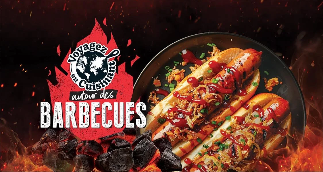 Assiette de hot dogs garnis de ketchup, moutarde, oignons frits et feuilles de ciboulette. Texte promotionnel sur la cuisine autour des barbecues avec des flammes et des charbon de bois