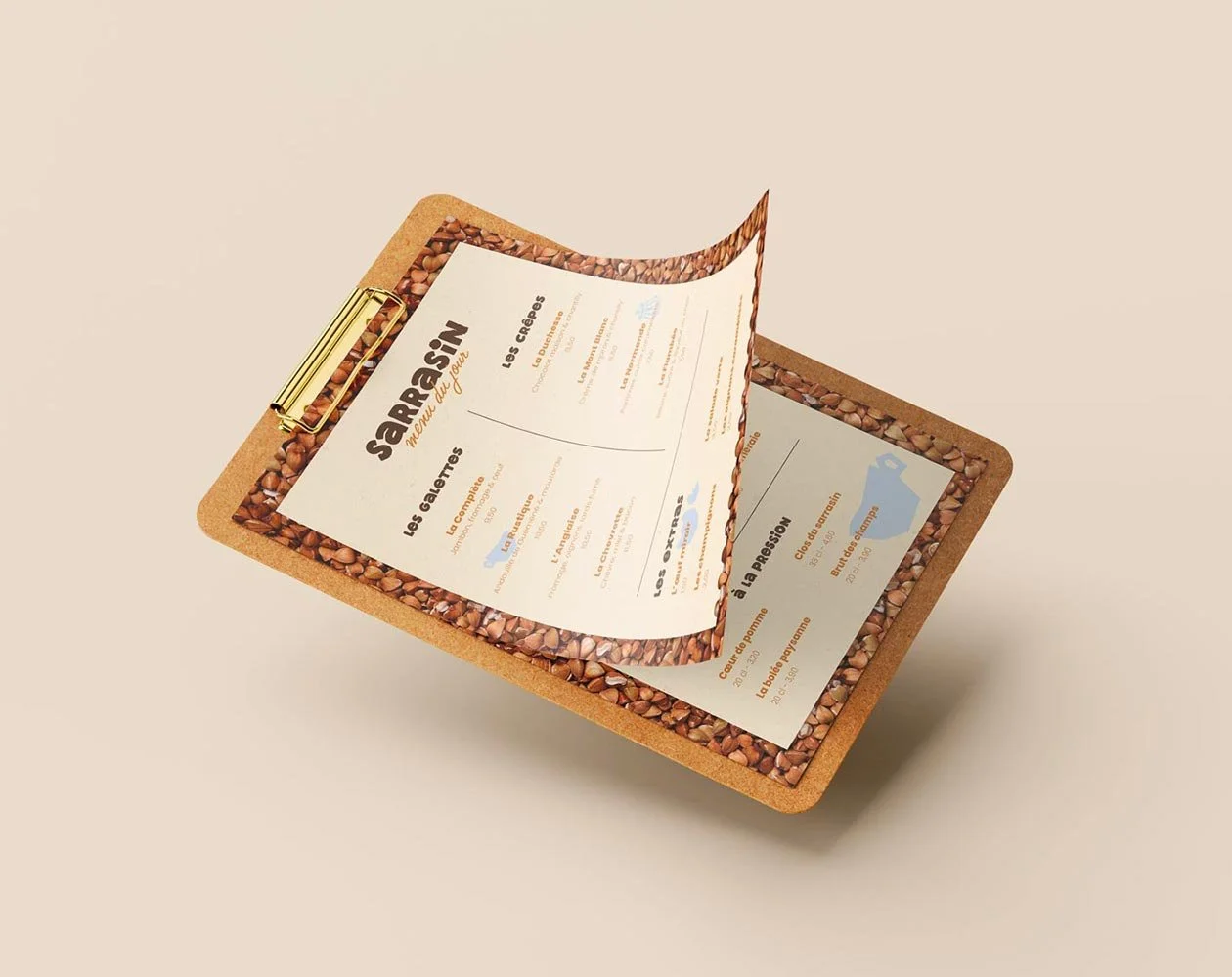 Menu de restaurant avec cadre en liège, inséré dans un porte-carte en bois, affichant des plats comme crêpes et galettes, en français.