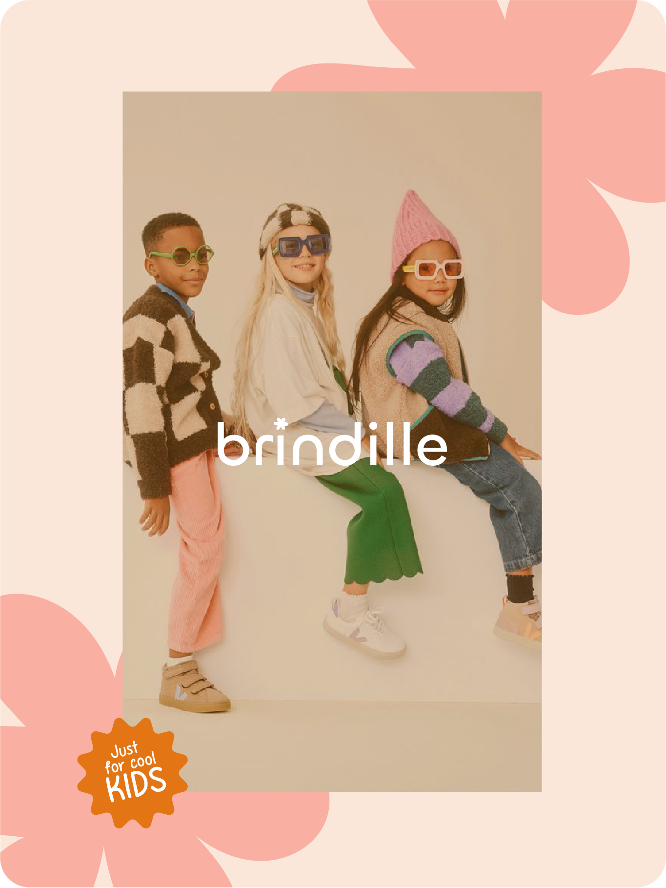 Trois enfants portant des vêtements colorés et des lunettes de soleil, assis sur un banc, avec un fond rose et des fleurs stylisées.