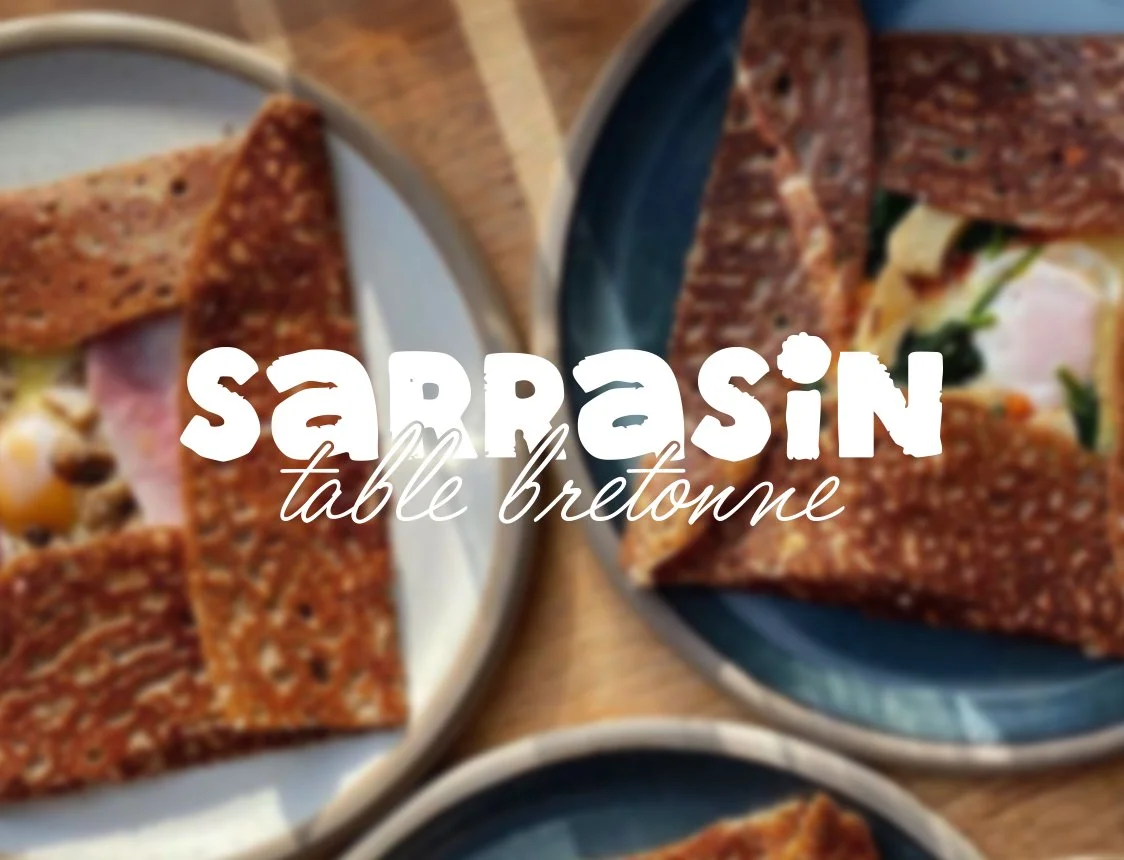 Menu de crêpes dans un porte-documents en liège avec bordure en grains de café.