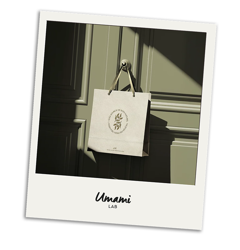 Univers créatif Umami Lab, présentation éditoriale d'un mockup de packaging cosmétique Oléa au format Polaroid.