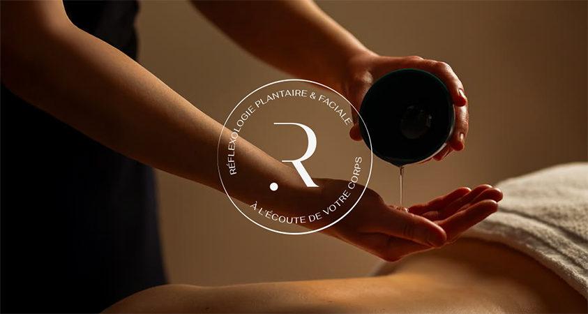 Une brochure beige présentant des soins de bien-être, avec une image d'une femme recevant un massage facial dans un spa.