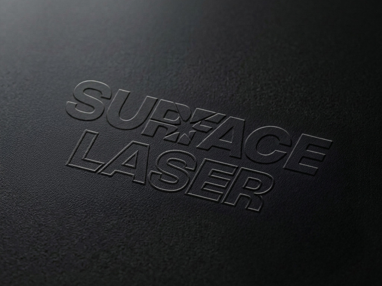 Identité visuelle Surface Laser, avec logo appliqué en relief sur une surface noire.