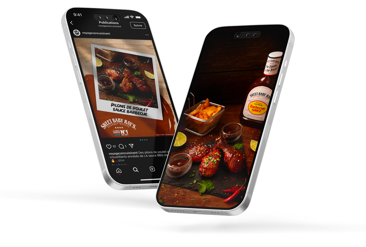 Deux téléphones portables affichant une image de poulet grillé avec sauce barbecue et frites, avec une bouteille de sauce barbecue sur une table en bois.