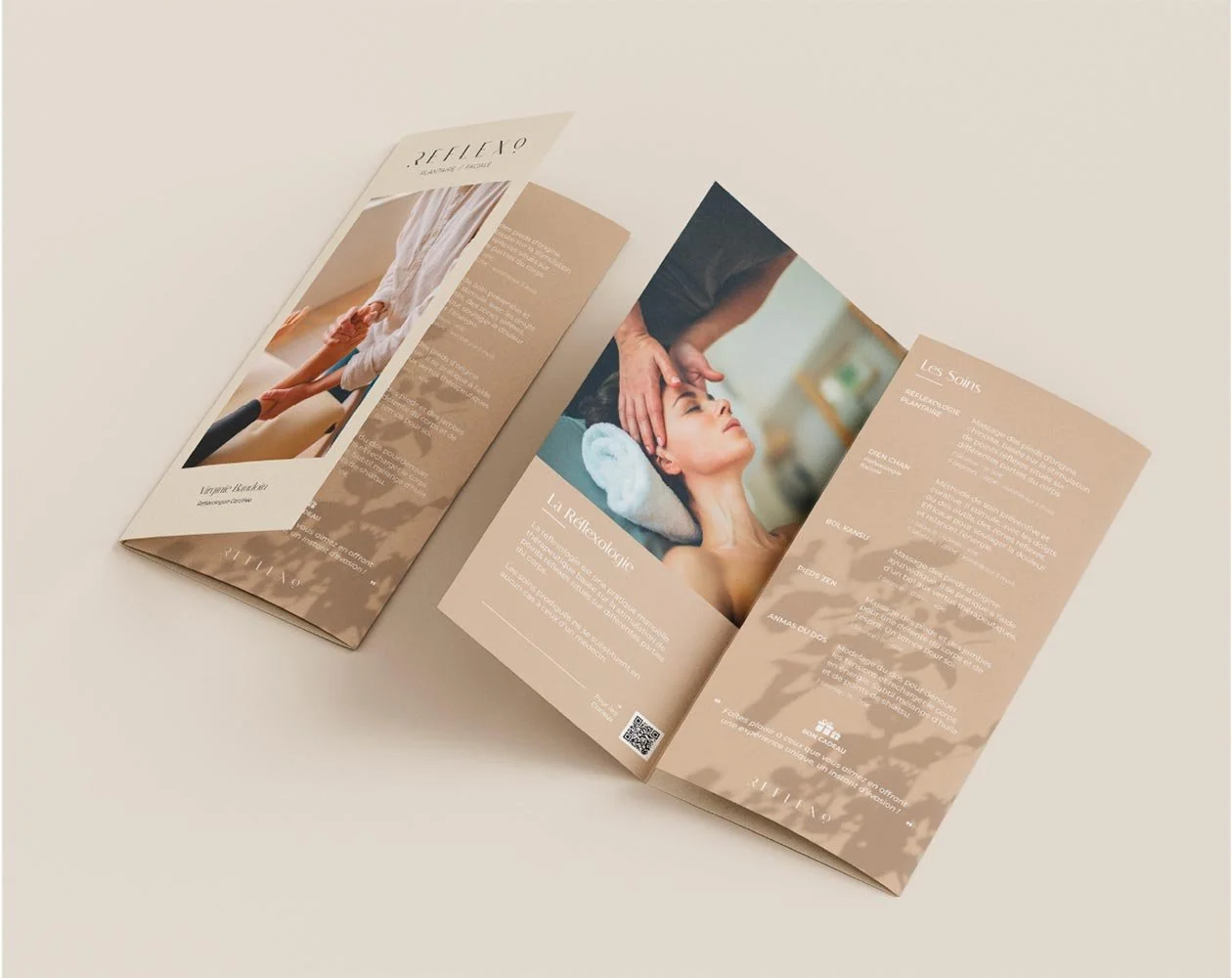 Flyer de brochures de soins de beauté avec une photo d'une femme recevant un massage et un autre d'une autre femme dans une séance de relaxation.