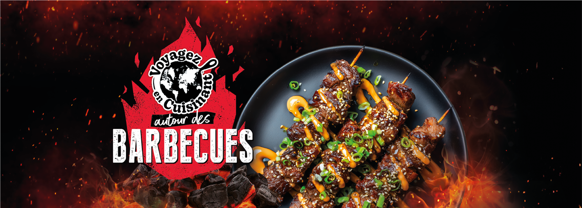Brochettes de viande laquées avec sauce, herbes et graines, sur un plat noir, avec un fond représentant des flammes et des charbon de bois, accompagnée d'un logo de voyage en cuisine autour des barbecues