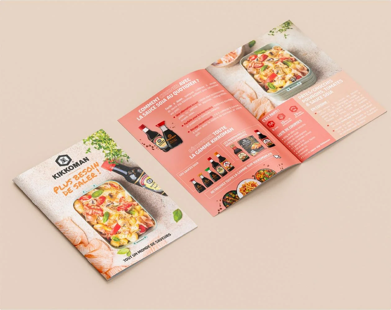 Flyer promotionnel pour la gamme de sauces Kikkoman, avec une image de pizza, images de différentes bouteilles de sauce et informations sur l'utilisation et la variété des sauces.