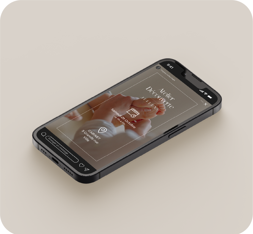 Un téléphone affichant une application d'agenda de décoration avec une image de mains tenant un crayon, la date 22 octobre, et une localisation à Grande Île, Strasbourg.