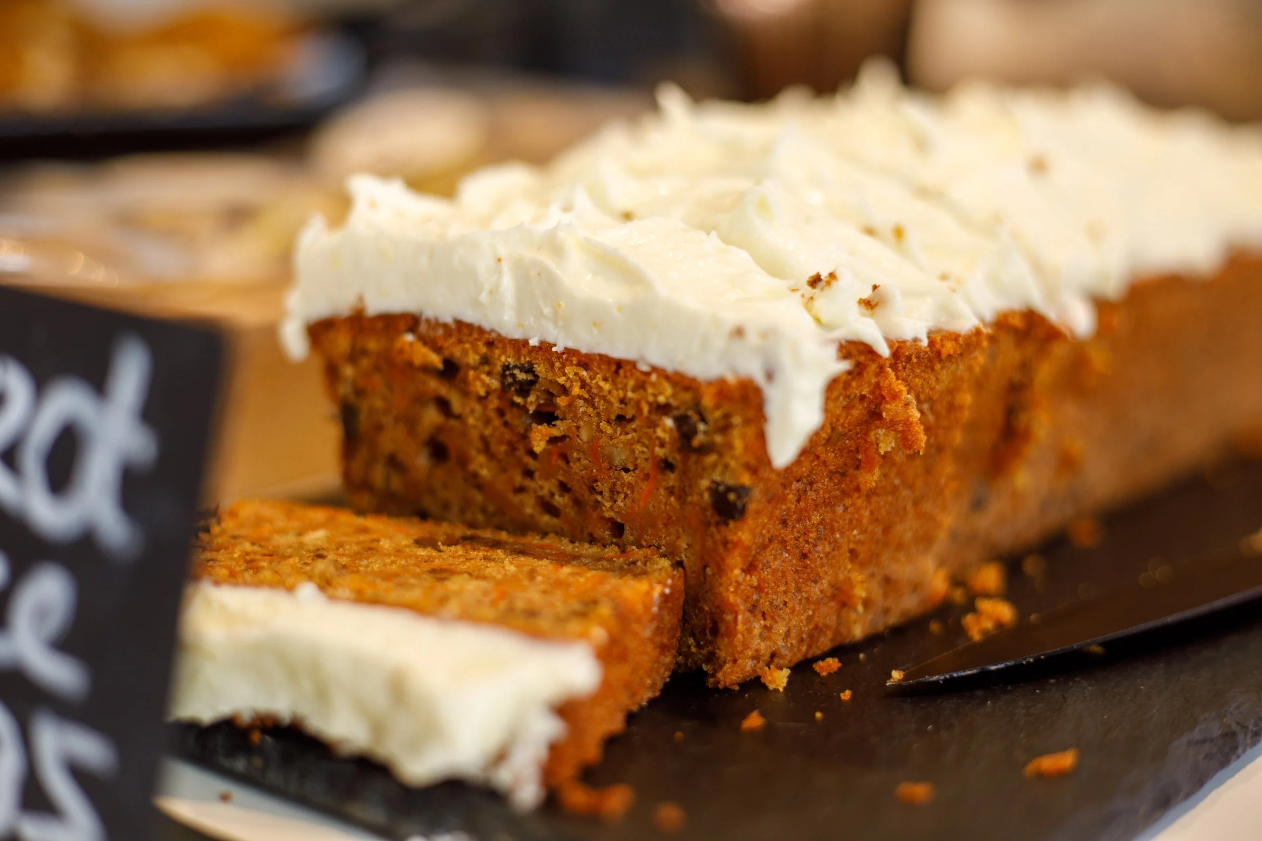 Gâteau de carotte avec glaçage blanc.