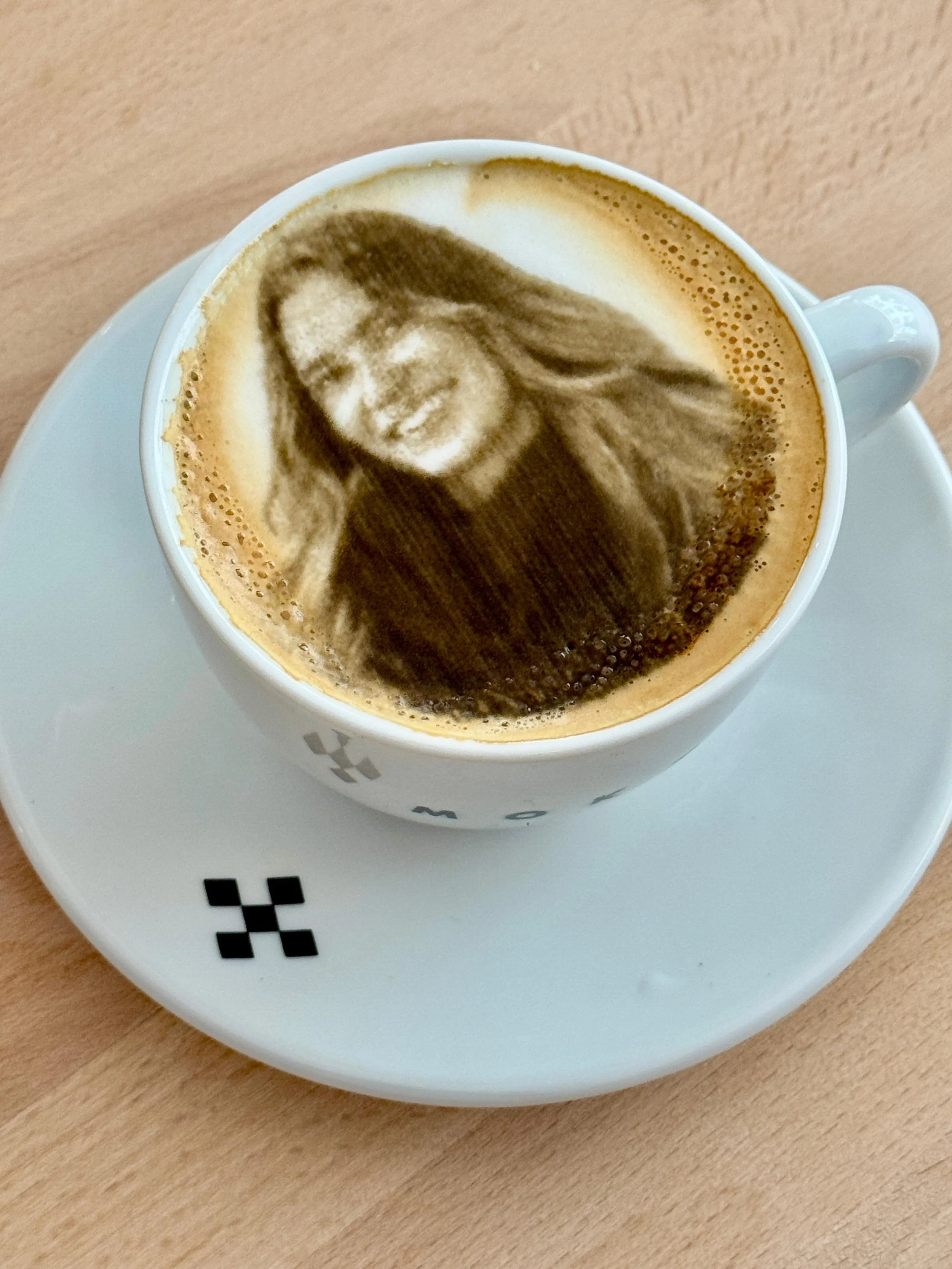Cappuccino avec une image d'une jeune femme souriante en 3D dessus.