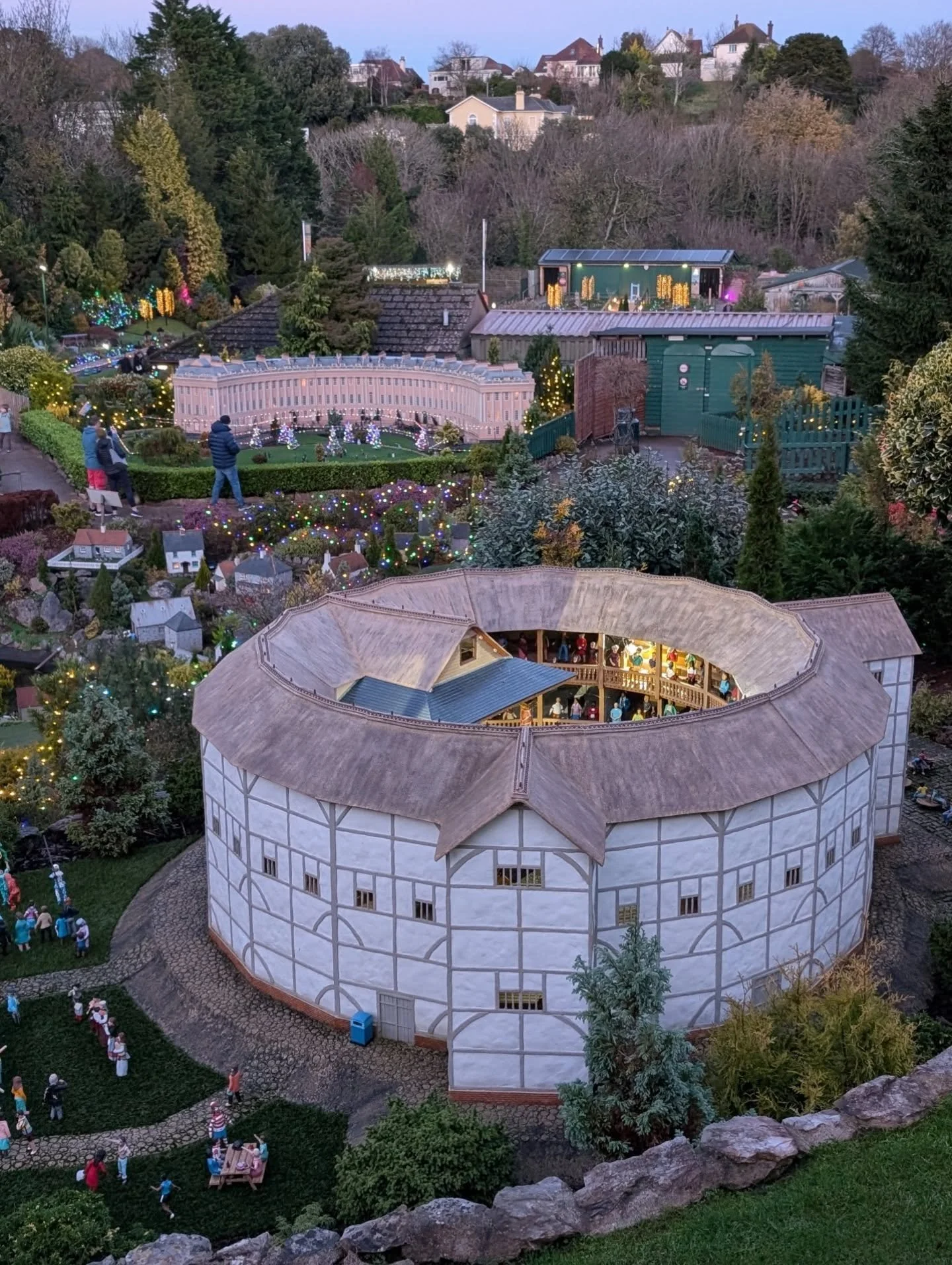 How cute does @babbacombemodelvillage look with their 'Christmas Scenes and Illuminations' setup this Christmas 🤩🎅🎄 Highly recommend a visit - not only do all the models look fantastic but the grounds and plants are immaculate too. It's a great af