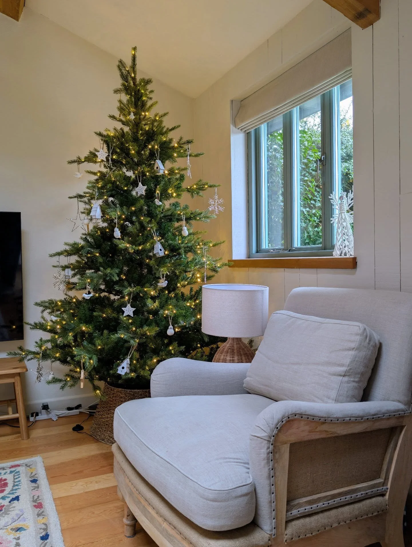 Christmas is approaching and the cottage is all set up for a festive winter get away 🎅🎄
#christmas #wintergetaway #theholiday #torbay #brixham #devon #winterholiday #christmastree #nkuku #thewhitecompany #cottagedecor #cottagevibes #winter