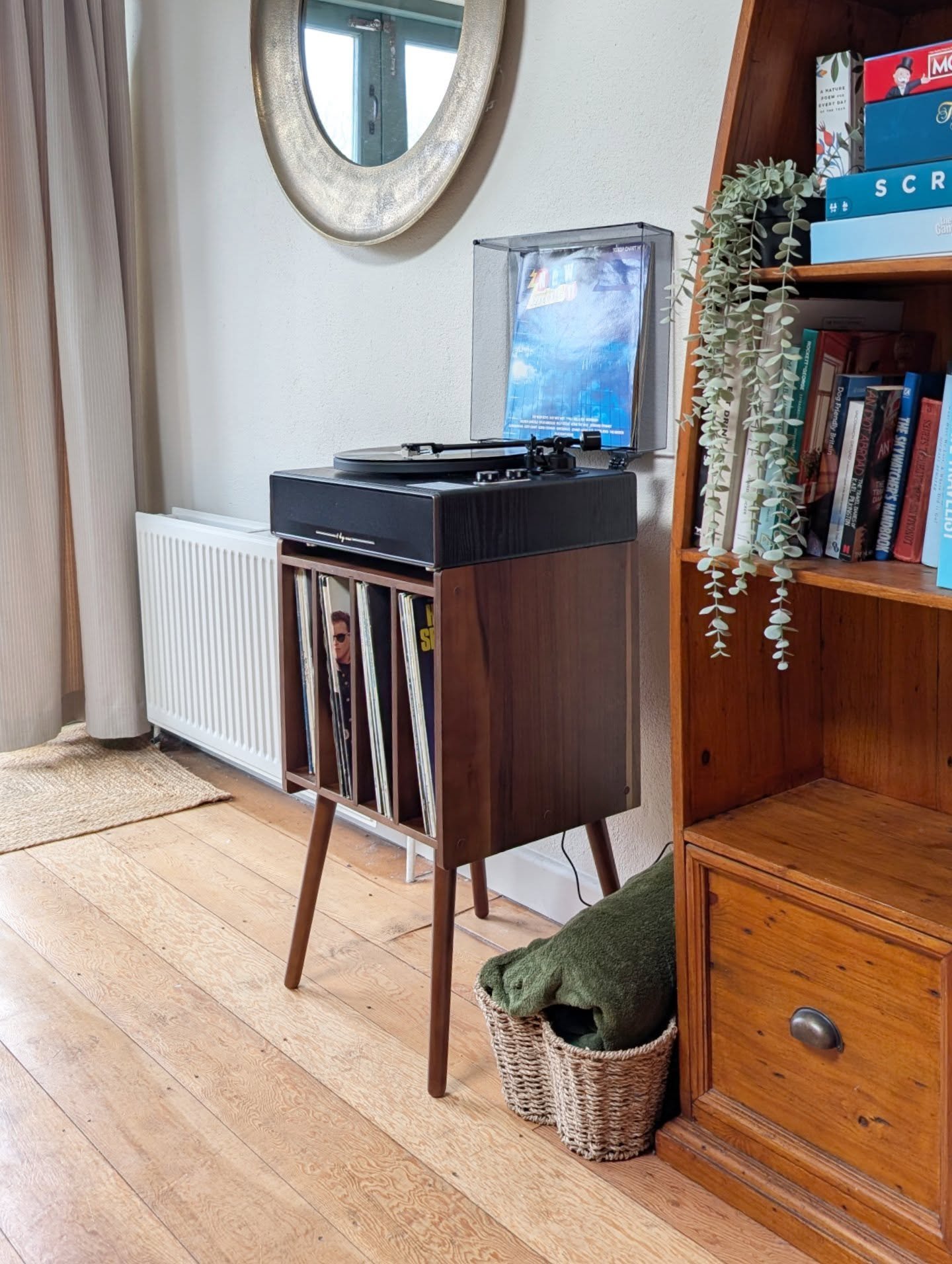 New addition to the cottage 🎼🎶

and no comments on the choice of music either 🤣😭

#recordplayer #records #1byone #vintage #vintagestyle