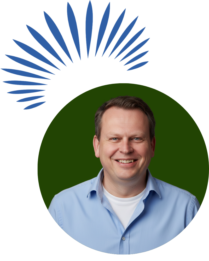 Portret van een lachende man met korte, bruin haar. Hij draagt een lichtblauwe shirt en heeft een lichte huidskleur. Op de achtergrond een grafisch patroon met blauwe en groene elementen.