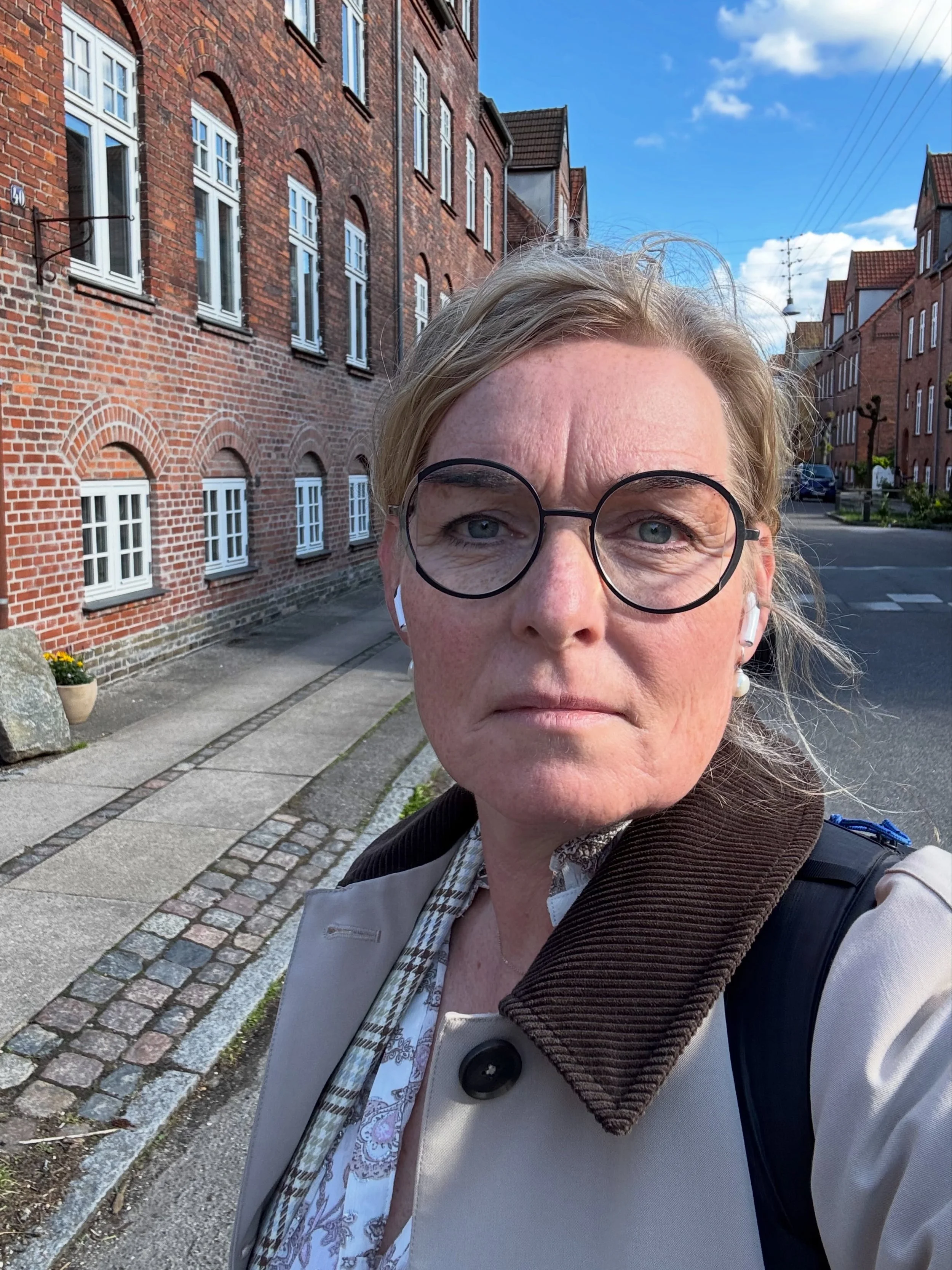 ST&Oslash;TTENDE RELATIONER 2:

Indimellem bliver f&oslash;lelsen af svigt s&aring; dominerende, at vi helt glemmer at m&aelig;rke, hvad der egentlig er st&oslash;ttende for os.

Jeg m&oslash;der p&aring;r&oslash;rende, som er s&aring; ramte af de re