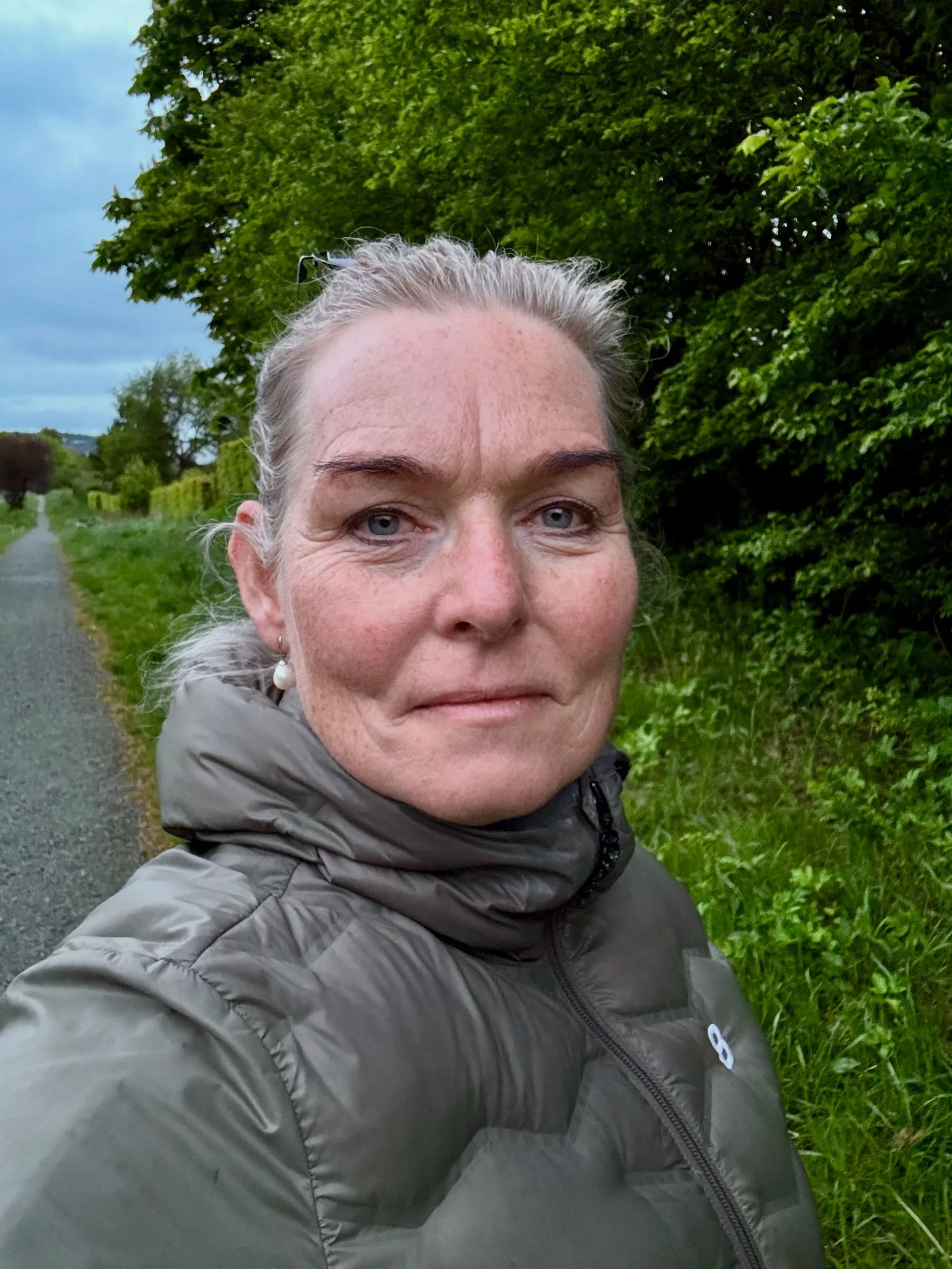 ST&Oslash;TTENDE RELATIONER 3:

N&aring;r mennesker tr&aelig;kker sig, i forbindelse med at livet er sv&aelig;rt, kan det f&oslash;les som svigt.

For n&aring;r livet sl&aring;r kolb&oslash;tter, har vi brug for nogen, der bliver.

Men med tiden kan 