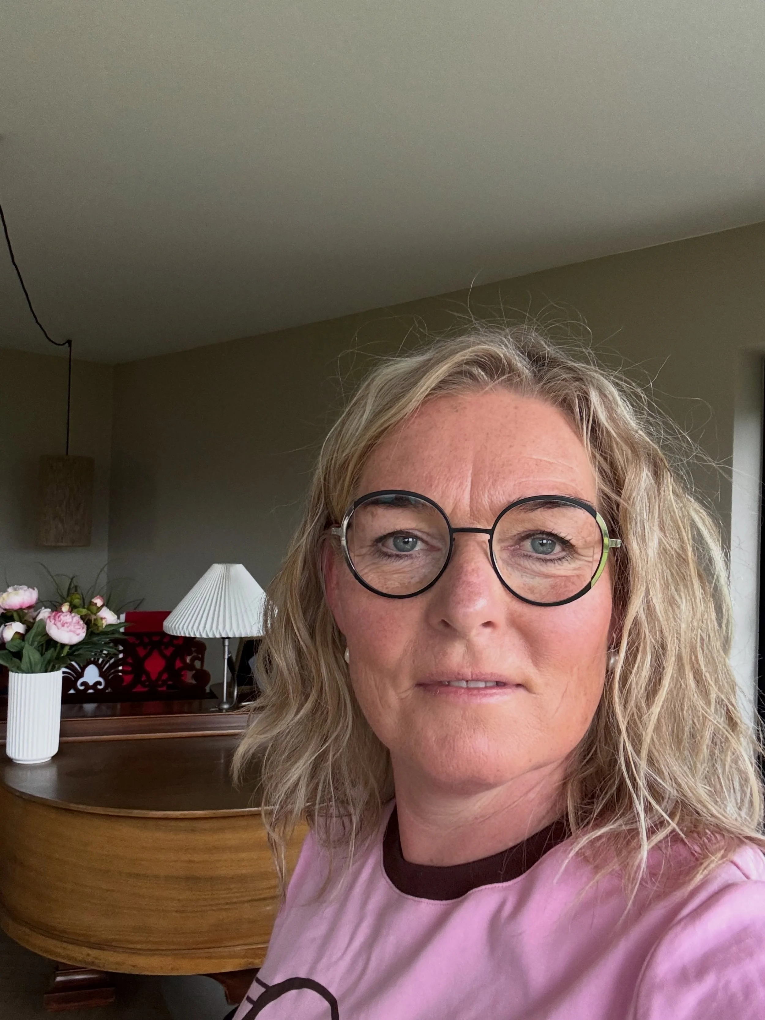 ST&Oslash;TTENDE RELATIONER 4:

Hvad er s&aring; en st&oslash;ttende relation? 

Ofte er vi gode til at s&aelig;tte ord p&aring;, hvad der ikke f&oslash;les st&oslash;ttende. 

Men hvad nu, hvis vi sp&oslash;rger os selv:

Hvad f&oslash;les faktisk s