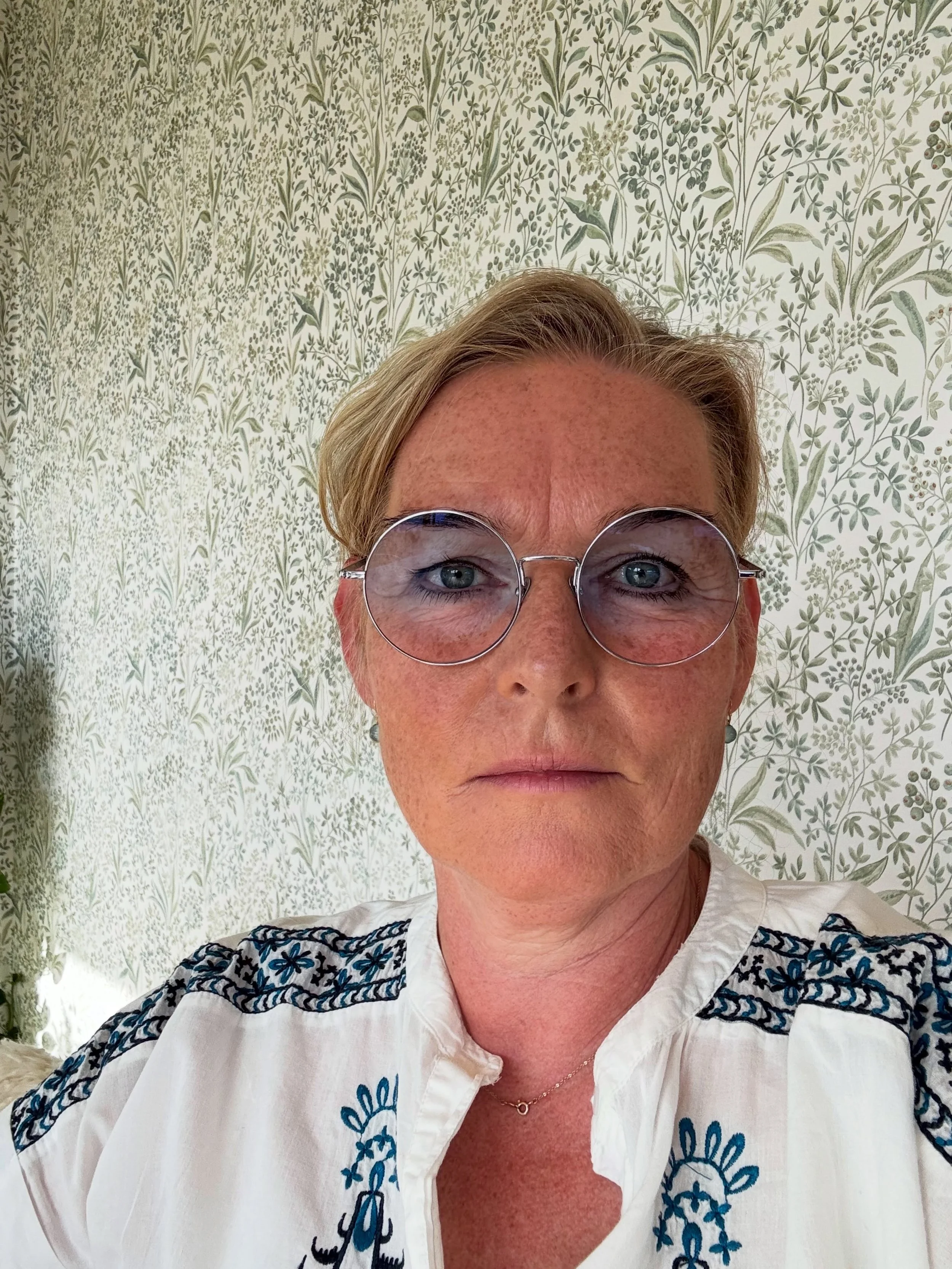Ventesorg&hellip;&hellip;&hellip;

Jeg ved ikke helt&hellip;&hellip;&hellip;.men det ord b&oslash;vler for mig. 

For jeg venter ikke p&aring; sorg, som jeg synes ordet let f&aring;r mig til at tro. 

Jeg lever MED sorg. Den er her med mig, hele tide