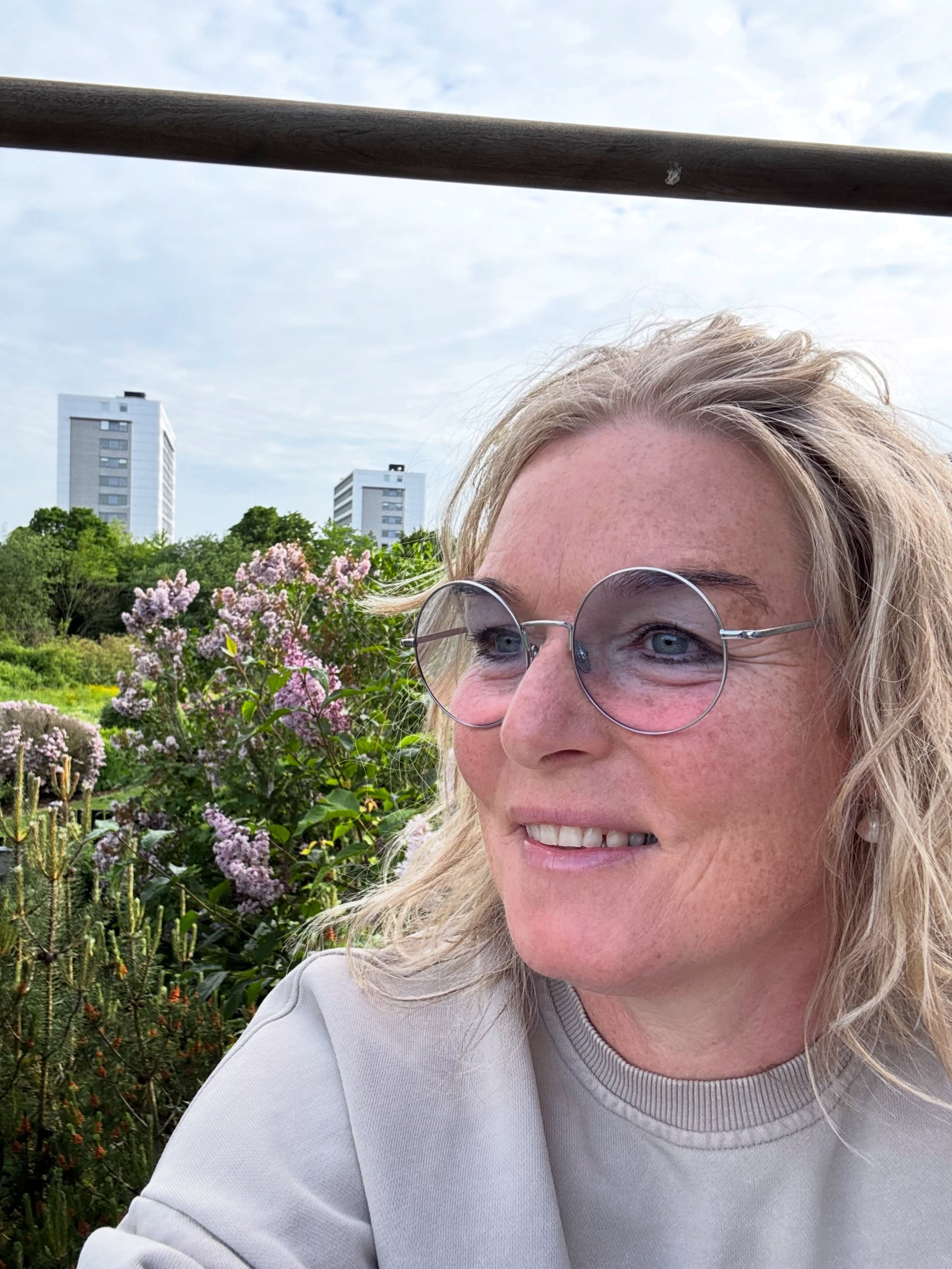 Livskraft&hellip;.

Hvad betyder det egentlig?

H&oslash;j energi?
Overskud?
Gl&aelig;de?

Eller betyder det, at du bliver ved med at finde din indre kraft til at r&aelig;kke ud efter livet - selv n&aring;r det er sv&aelig;rt. 

Det, der f&aring;r di