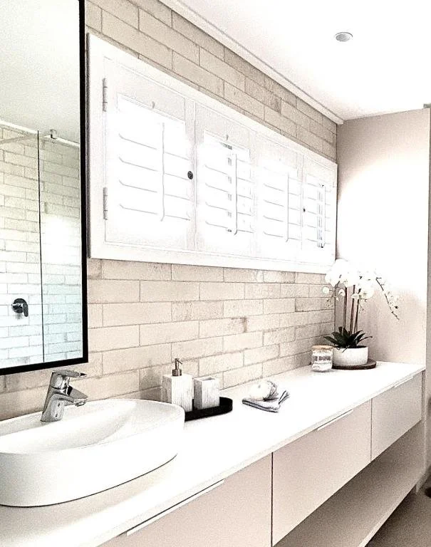 Main en-suite with walk in rain shower and dressing room at Whale Walk Apartment