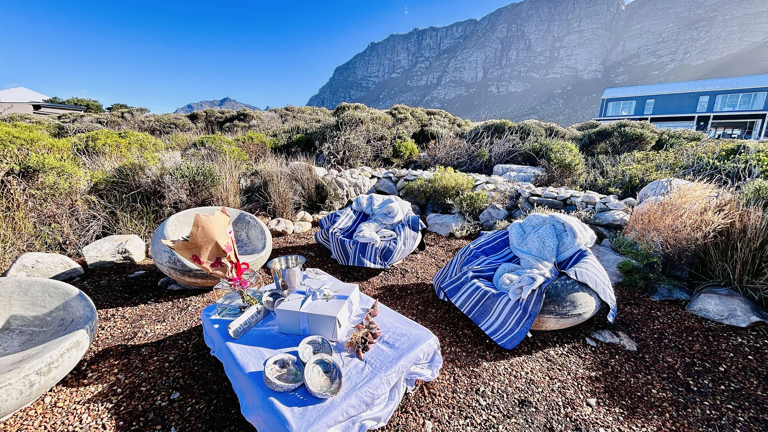 Picinic on the rocks at Misty Shores Cottage in Bettys Bay