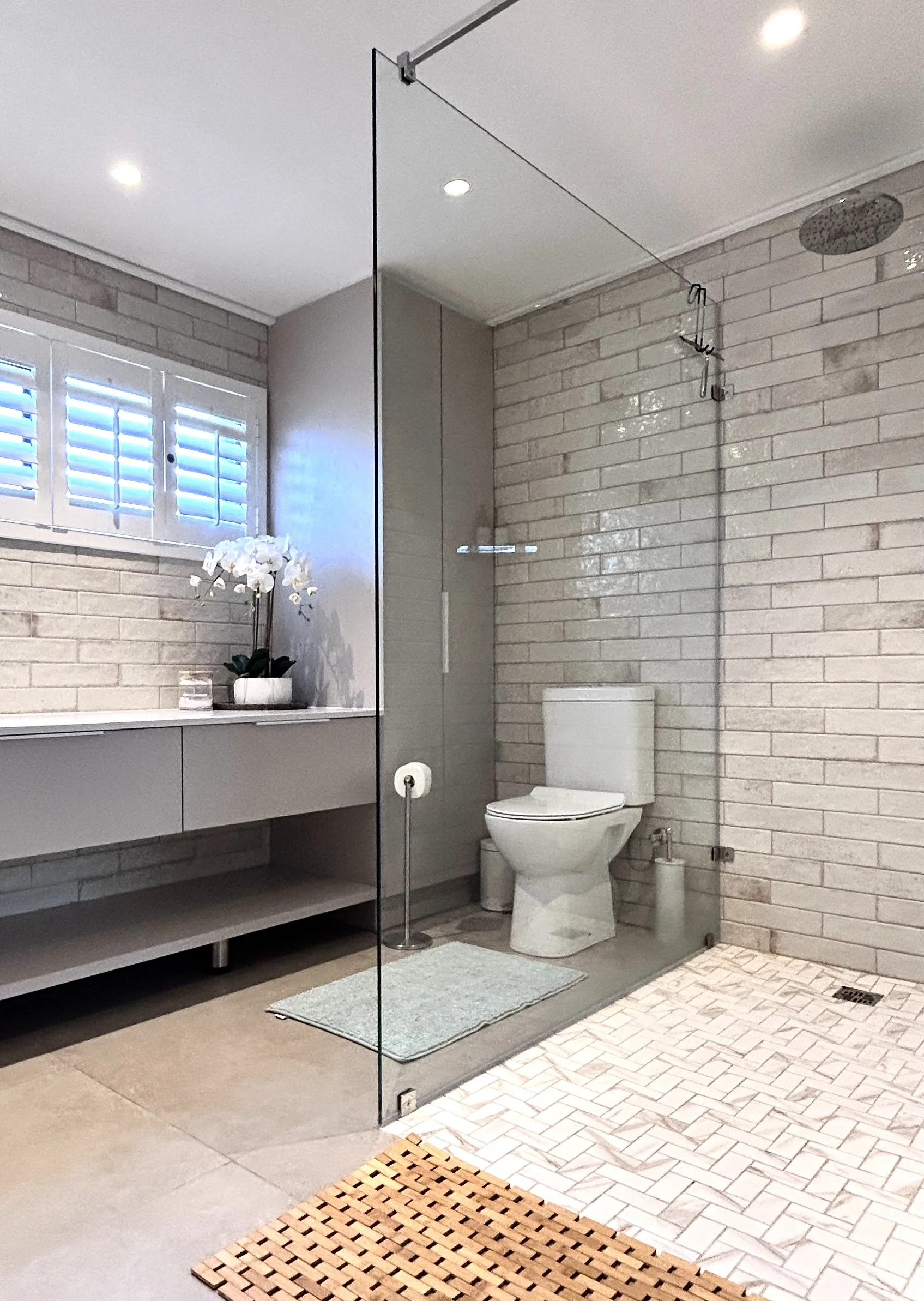 Main en-suite with walk in rain shower and dressing room at Whale Walk Apartment