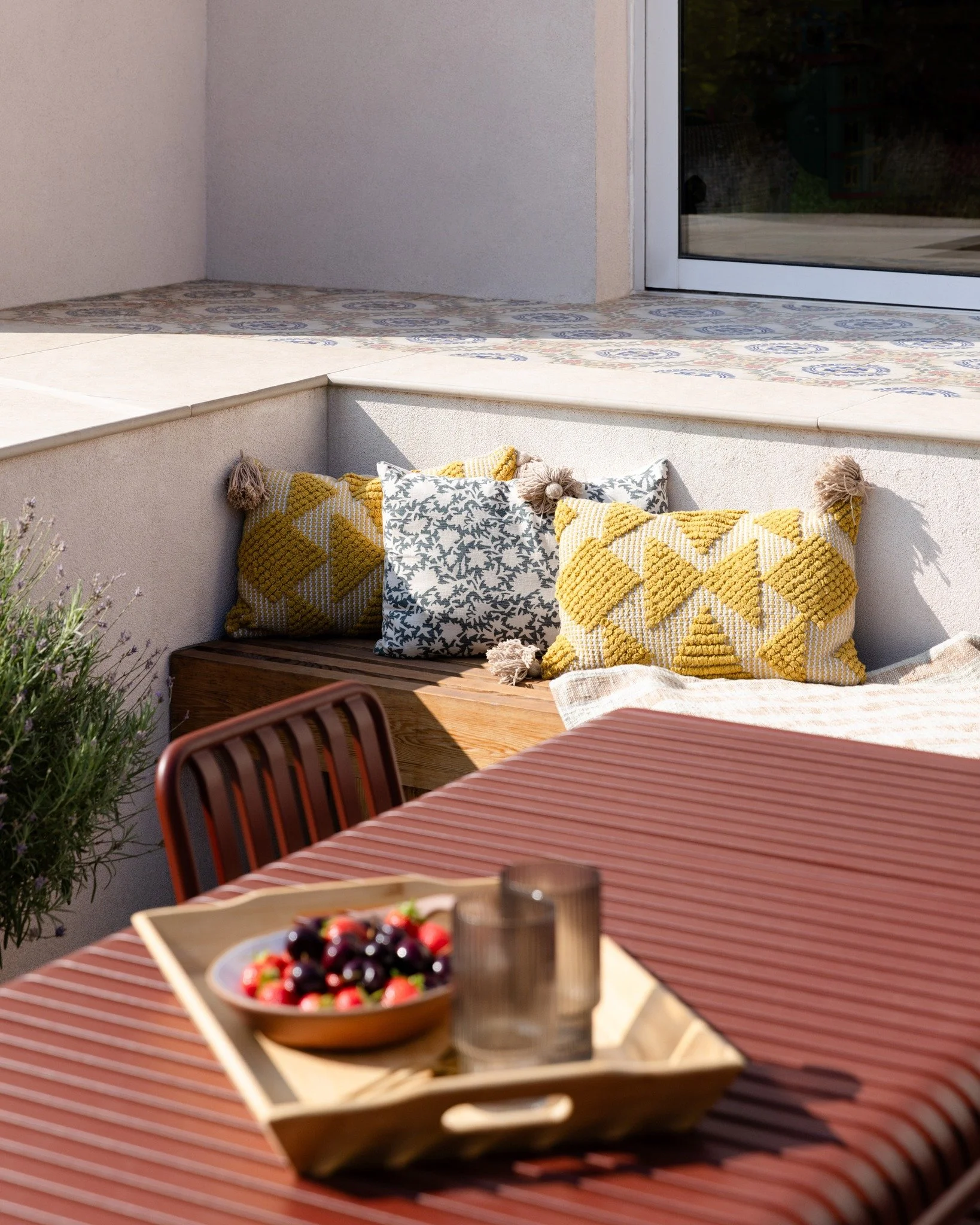 Twenty years ago, Nicole moved from the Blue Mountains in Australia to London. Now settled in a Victorian terrace in Penge with Tom, their two young daughters and Erroll the cat, the thing she missed most was the easy, seamless connection to the outd