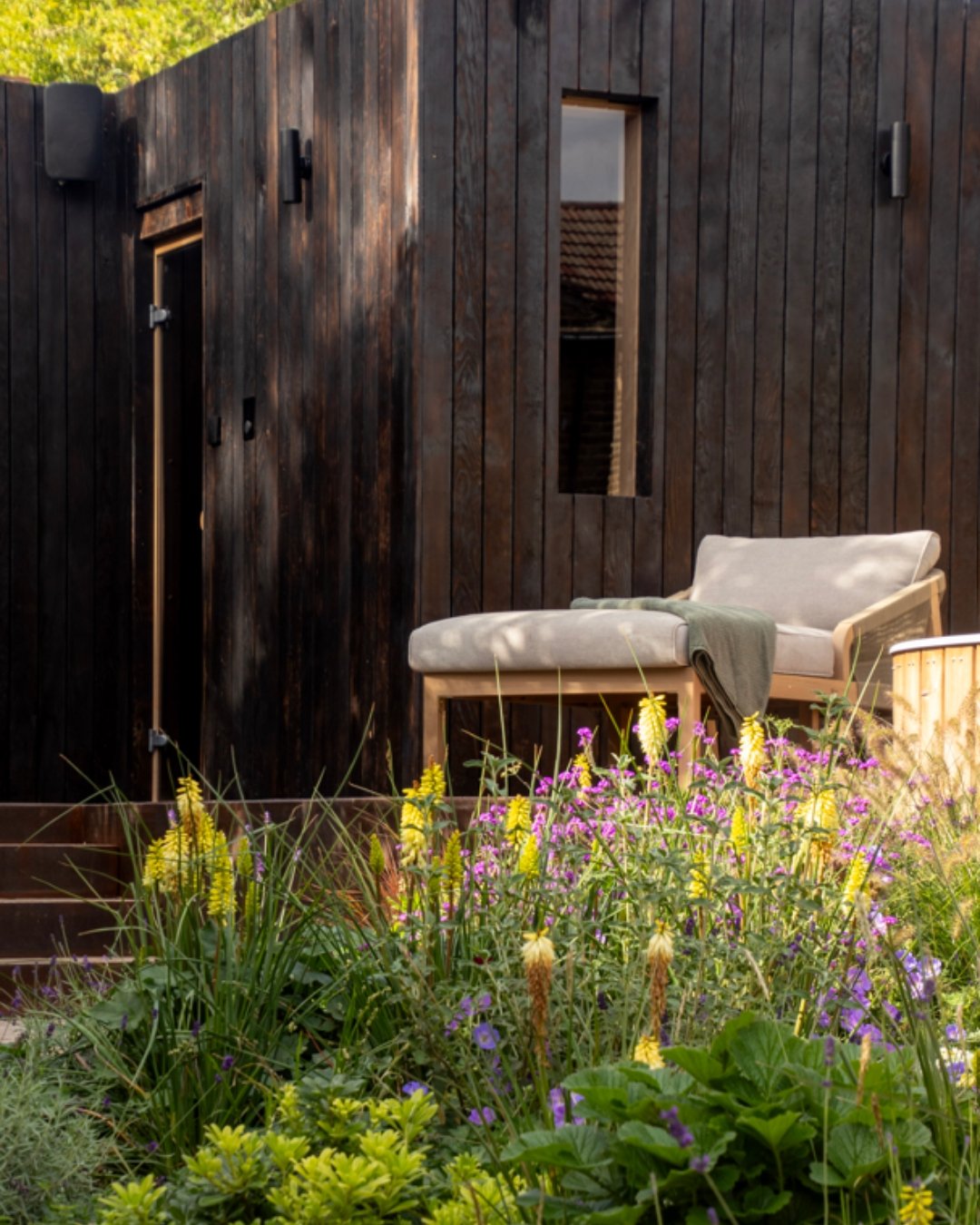 What if your garden felt like a five-star wellness escape?

Welcome to our Dulwich wellness garden, where making time for yourself starts just outside your door.

Think outdoor dining and a fully equipped kitchen, a sun-soaked terrace with a hot tub,