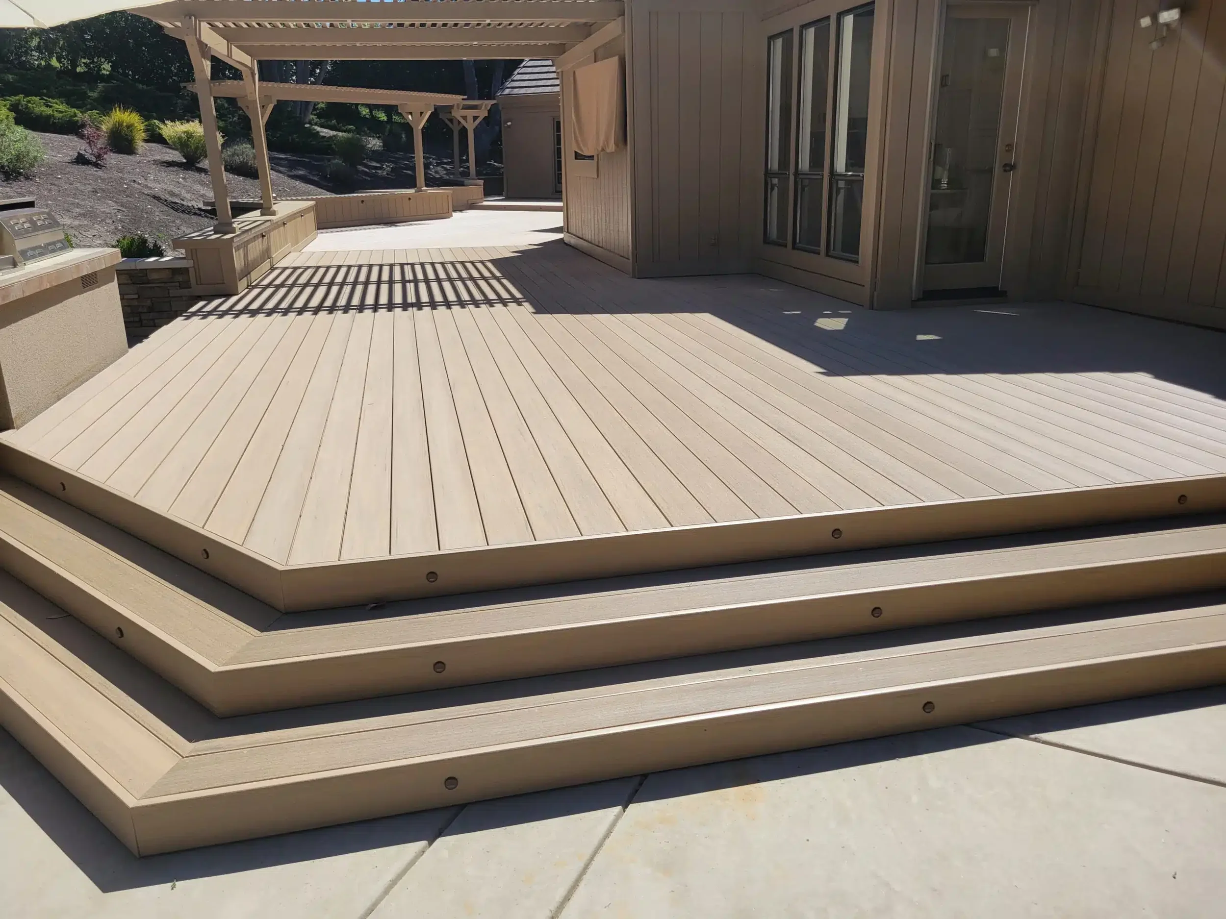 wide-composite-deck-steps-with-unobtrusive-outdoor-lighting-scaled.webp
