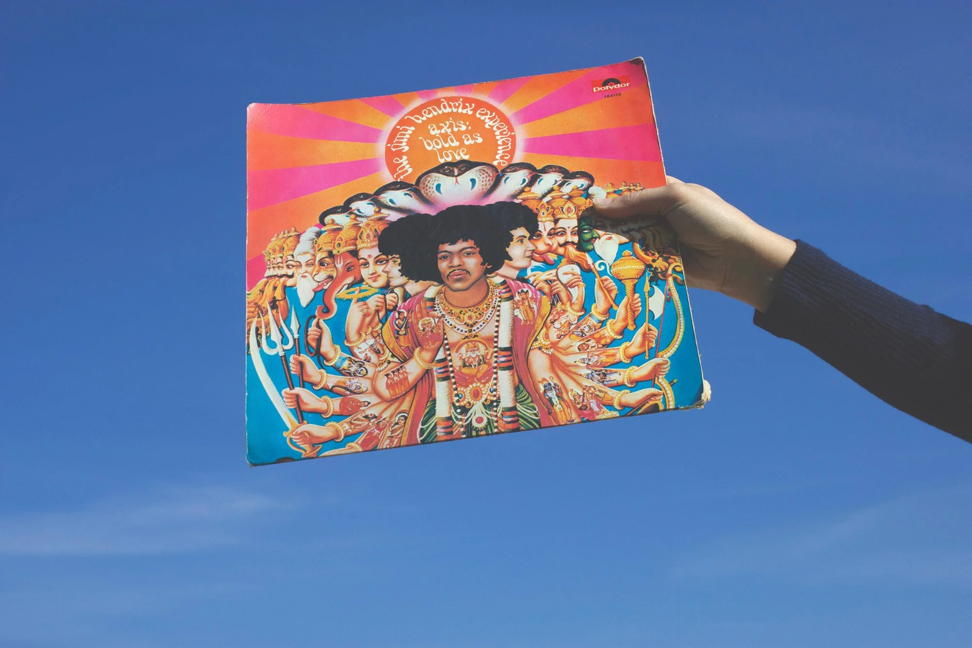 Un album vinile con sfondo cielo