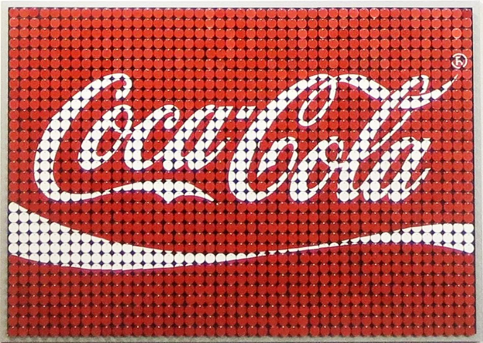 Ein Wandbild mit dem Coca-Cola-Logo, bestehend aus kleinen weißen und roten Punkten.
