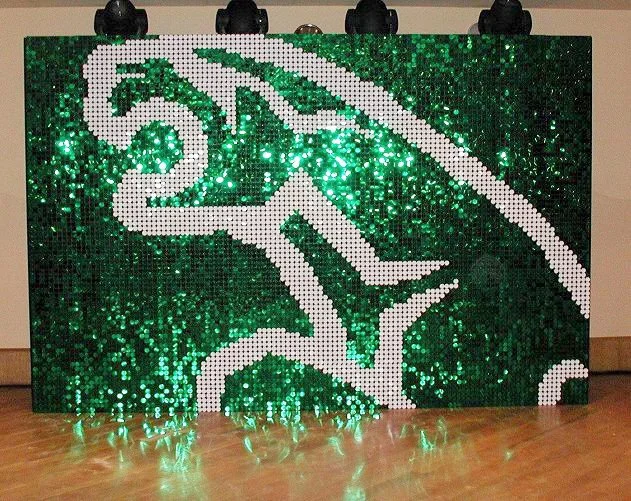 Pixelliertes Kunstwerk mit grünen und weißen LED-Lichtern, das ein Tier, vermutlich einen Löwen, zeigt.