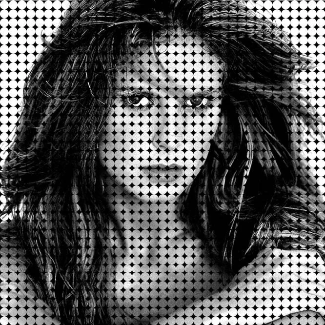 Schwarz-Weiß-Foto einer Frau mit langen, lockigen Haaren, Blick direkt in die Kamera, mit Dot-Muster-Überlagerung.