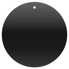 Schwarzer runder Anhänger mit kleiner Loch an der Spitze, wahrscheinlich für eine Kette