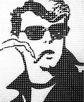 Schwarz-weiß Abbildung eines Mannes mit Sonnenbrille, der seine Haar kurz trägt und eine Hand an den Kinn legt.