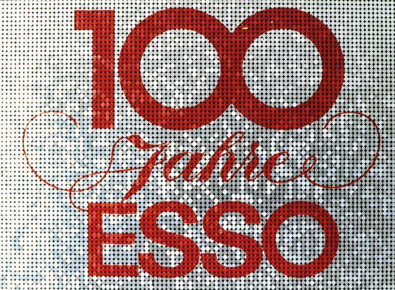 Das Bild zeigt eine kreative Gestaltung mit dem Text '100 Jahre ESso' in roten Buchstaben. Der Hintergrund ist durch eine Punktmusterung dargestellt.
