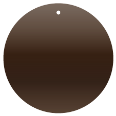 Ein schwarzer runder Anhänger mit einem kleinen Loch oben, vermutlich zum Aufhängen.