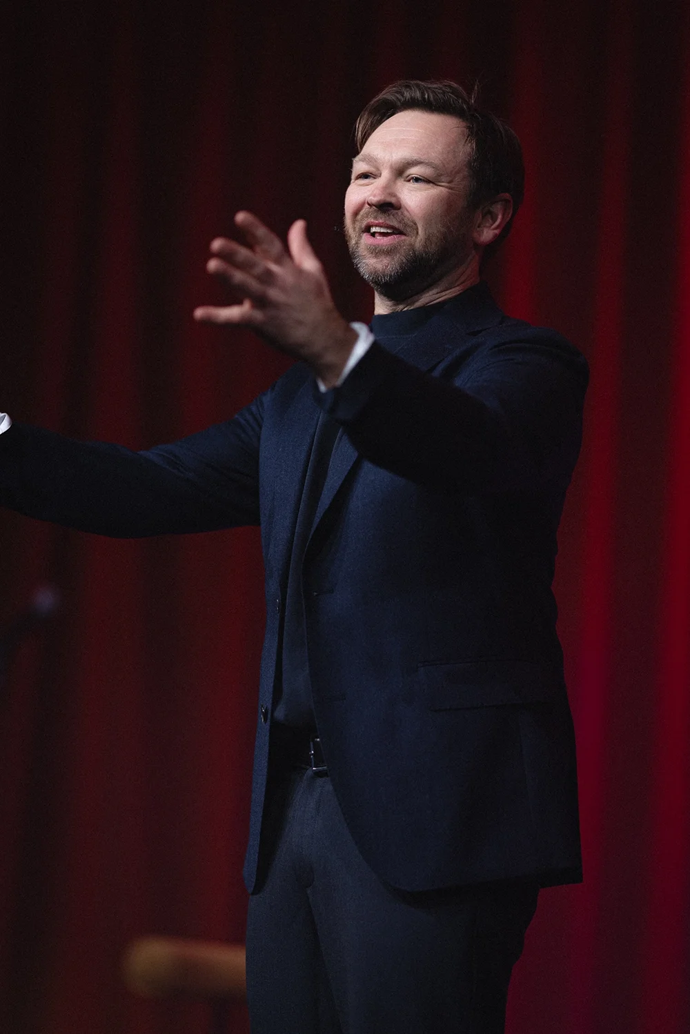 Komker John Brungot i Høy og mørk på Chrsitiania Teater